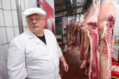 Hyperkmarket Globus - příprava masa, řeznictví, řezník Pavel Holeček