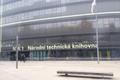 Z Národní technické knihovny opadávají kusy skla