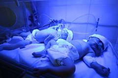 Lékař zachraňuje kojence. Skrývá je v podzemí před bombardováním