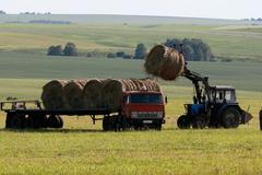 Práce na poli nedaleko Krasnojarsku na Sibiři.