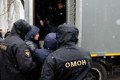 Policie zasáhla proti demonstrantům v Minsku, zatkla desítky lidí