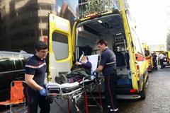 Sanitka odváží zraněnou ženu po střetu zastánců a odpůrců Erdogana v Bruselu