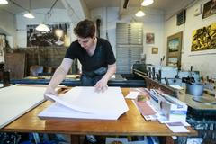 Foto: Nejstarší litografická dílna v Říční v Praze. Praha 1 ji chtěla vystěhovat, pak změnila názor