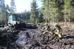 Hasiči vyprošťují zapadlé stroje