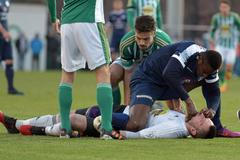 Francis Koné vytahuje jazyk Martinovi Berkovcovi