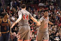 Jimmy Butler a Nikola Mirotič (Chicago Bulls)