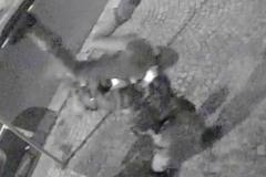 Namol opilou matku dvouletého dítěte museli policisté na služebnu donést