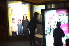 Řádění sprejerů v Praze. Ničili fasády domů, výlohy i tramvajovou zastávku