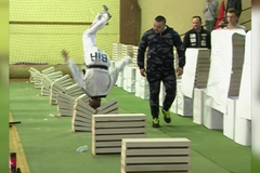 Mladý šampion v taekwondu přerazil 111 stavebních bloků pomocí své hlavy