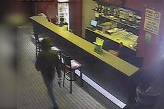 Video z přepadení: Matka zamkla dceru před lupičem na toaletách pražské herny