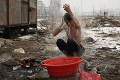 Zima, nuda a hlad uprchlíků v Bělehradu očima kameramana týdeníku Respekt