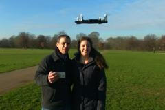 Konec selfie tyčí? Tenký dron fotí lépe a vejde se do krytu mobilu