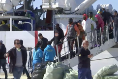 Italská pobřežní stráž zachránila 725 uprchlíků na člunech a odvezla je na Sicílii