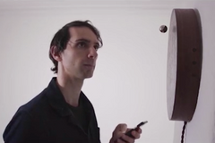 Levitující hodiny ukazují čas unikátním způsobem