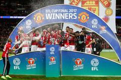 Fotbalisté Manchesteru slaví vítězství v Ligovém poháru