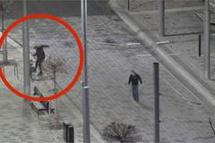 Opilec v centru města bojoval s gravitací. Po pádech si vztek vybíjel na kolu a značce