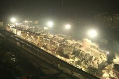 Devatenáct paneláků šlo naráz k zemi. Celá demolice trvala deset sekund