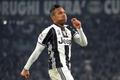 Alex Sandro slaví branku Juventusu v Serii A