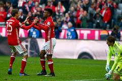 Müller a Coman slaví jednu z osmi branek Bayernu proti Hamburku