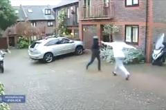 Muž se postavil dvěma ozbrojencům, jednomu vzal nunčaky a hnal ho