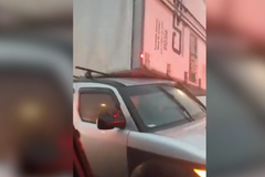 Vítr převrátil kamion na auto s lidmi