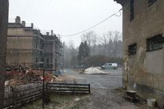 Vysídlená osada Bořiny u brány strojíren