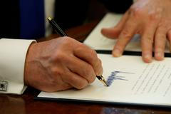 Donald Trump podepisuje v Bílém domě exekutivní nařízení.