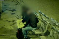 Kamera zachytila kapsáře, který okradl opilého muže. Okradený skončil na záchytce