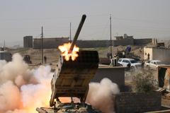 Irácká armáda odpaluje raketu proti islamistům, kteří hájili vojenskou základnu na jihu Mosulu.