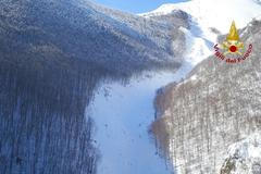 Nové záběry z dronu ukázaly ničivou sílu laviny. Italský hotel je stále zavalený sněhem