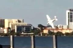 Letecké neštěstí. Australané zachytili na mobily pád letadla do řeky