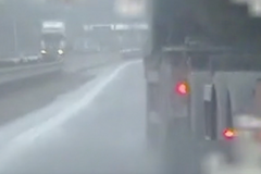 Policisté stíhali vůz, zastavil je náklaďák