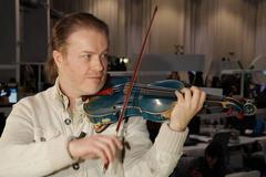 Kdo na tři minuty zastavil novináře v karlínském newsroomu? Pavel Šporcl a jeho housle. Podívejte se