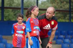 Gordon Craig s fotbalovými žáky Viktorie Plzeň na tréninku podle metody coerver