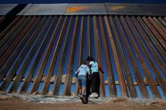 Stavba bariéry na hranici USA a Mexika