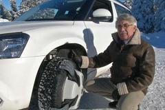 Čech má patent na chytré sněhové řetězy. K nasazení stačí zmáčknout ovladač