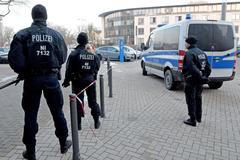 Soud se Safií S. hlídají ozbrojení policisté.