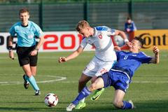 Antonín Barák v souboji s obráncem San Marina