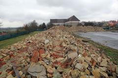 Foto: Postoloprtská kasárna, místo poválečného masakru Němců, jsou zbouraná. Nikdo neměl námitky
