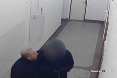 Z dobroděje se vyklubal zloděj. Pod kamerou obral seniora o peněženku