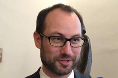 Zákon o registru smluv byl vykostěn, říká poslanec Jan Farský