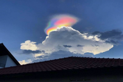 Na nebi nad Singapurem se objevila „ohnivá duha“