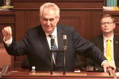 Zeman se ve sněmovně opřel do aktivistů. Šumavu ničí zelení fanatici, řekl poslancům