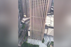 Base jumper vylezl na střechu mrakodrapu a skočil. Lidé ho točili z protějšího domu