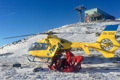 Záchranářský vrtulník na vrcholu Sněžky.