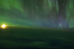 Cestující natočili polární záři z letadla