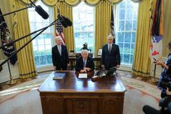 Donald Trump - Oválná pracovna