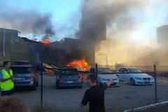 Na obchodní centrum v Melbourne se zřítilo letadlo. V budově zůstala obrovská díra