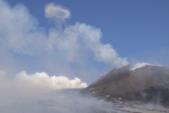 Etna kouzlí. Nad sopkou se objevily kroužky kouře