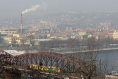 Praha ve smogu zahalena